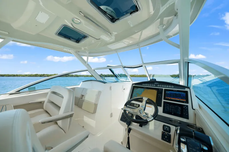 Slide: The Image of Boston Whaler 320 VANTAGE 2019 - 23
