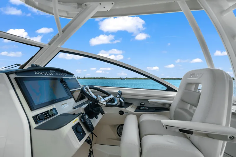 Slide: The Image of Boston Whaler 320 VANTAGE 2019 - 24