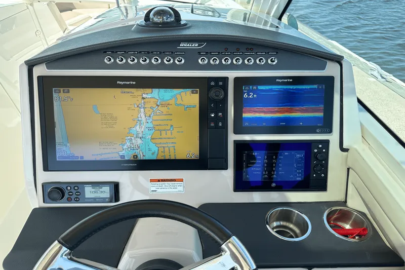 Slide: The Image of Boston Whaler 320 VANTAGE 2019 - 25