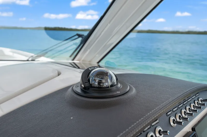 Slide: The Image of Boston Whaler 320 VANTAGE 2019 - 26