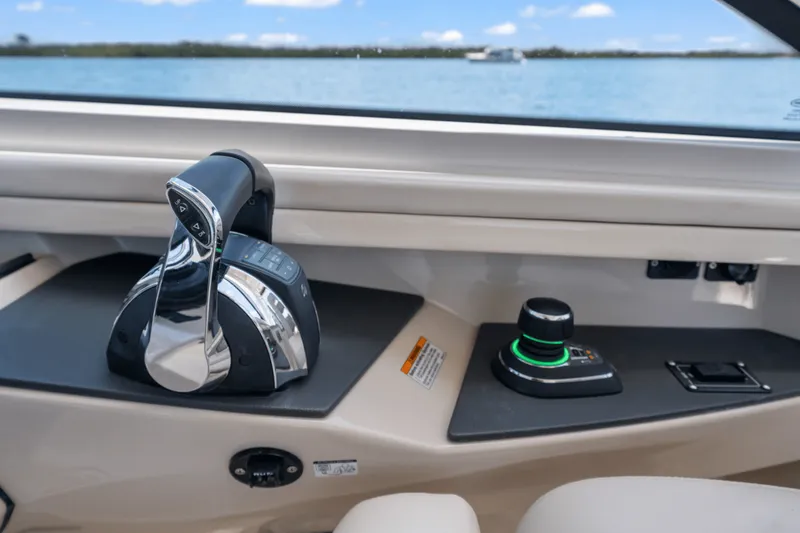 Slide: The Image of Boston Whaler 320 VANTAGE 2019 - 28