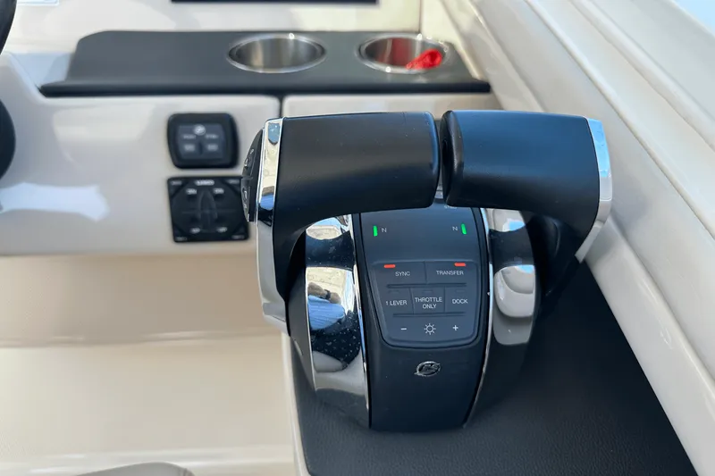 Slide: The Image of Boston Whaler 320 VANTAGE 2019 - 29