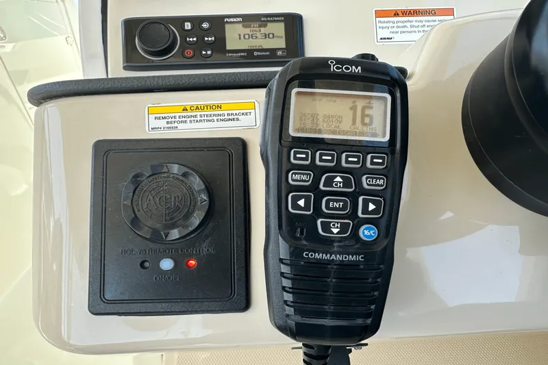 Slide: The Image of Boston Whaler 320 VANTAGE 2019 - 32