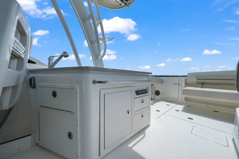 Slide: The Image of Boston Whaler 320 VANTAGE 2019 - 37