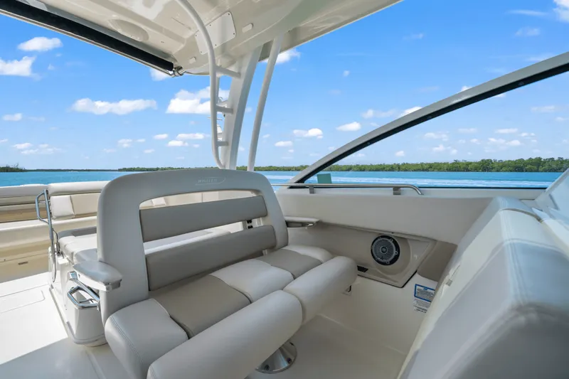 Slide: The Image of Boston Whaler 320 VANTAGE 2019 - 38