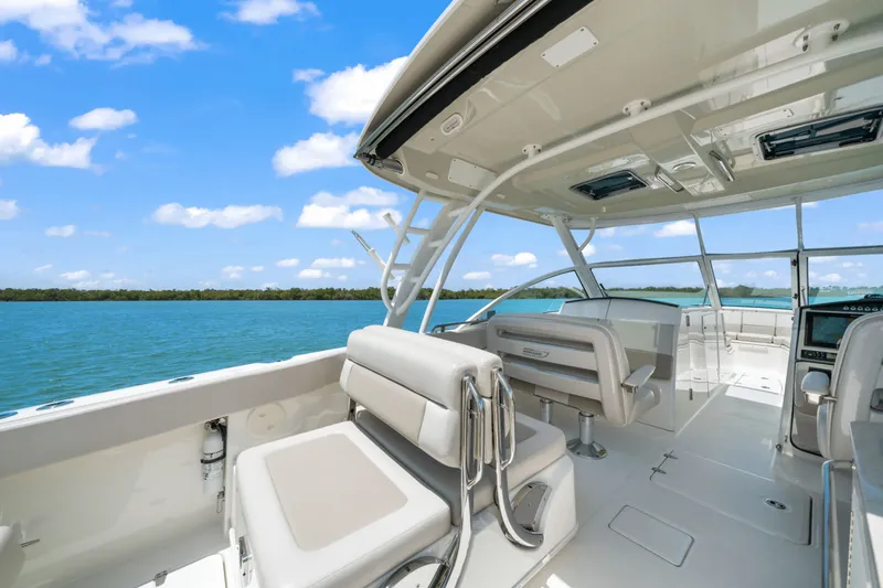 Slide: The Image of Boston Whaler 320 VANTAGE 2019 - 39