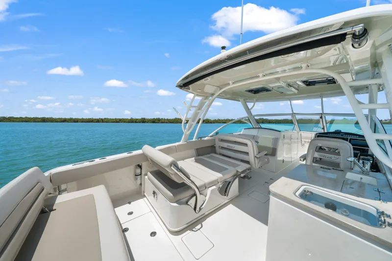 Slide: The Image of Boston Whaler 320 VANTAGE 2019 - 40