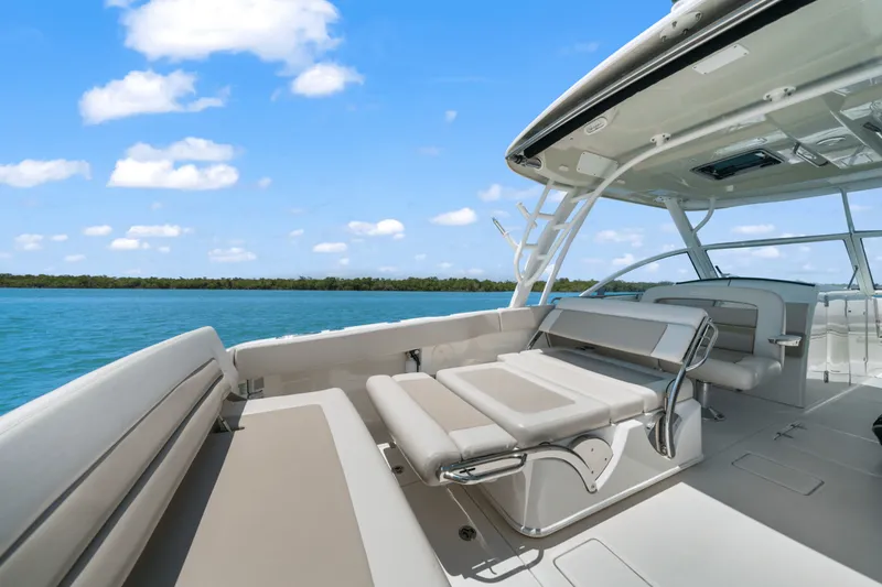 Slide: The Image of Boston Whaler 320 VANTAGE 2019 - 41
