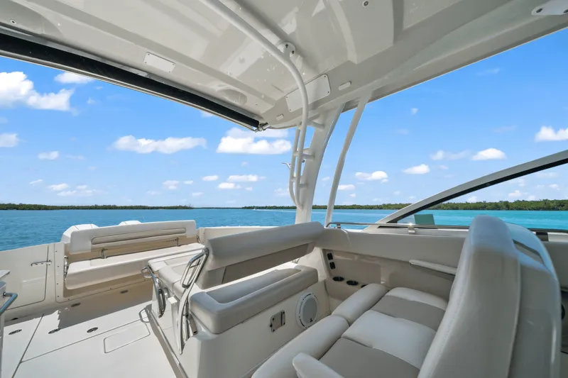 Slide: The Image of Boston Whaler 320 VANTAGE 2019 - 42