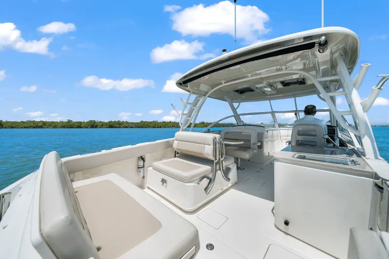 Slide: The Image of Boston Whaler 320 VANTAGE 2019 - 43