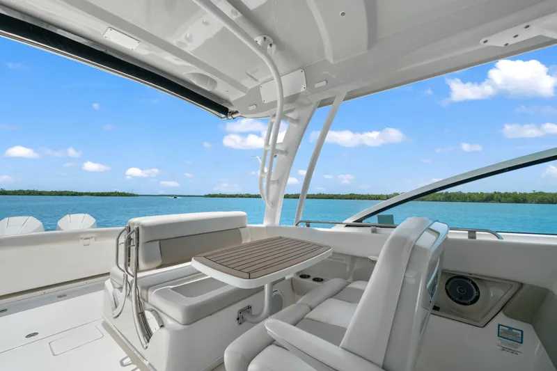 Slide: The Image of Boston Whaler 320 VANTAGE 2019 - 46