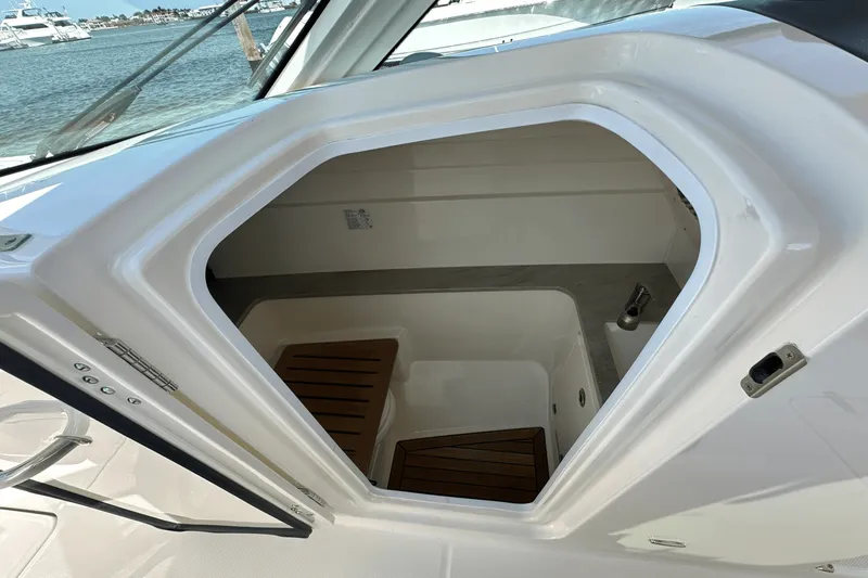 Slide: The Image of Boston Whaler 320 VANTAGE 2019 - 55