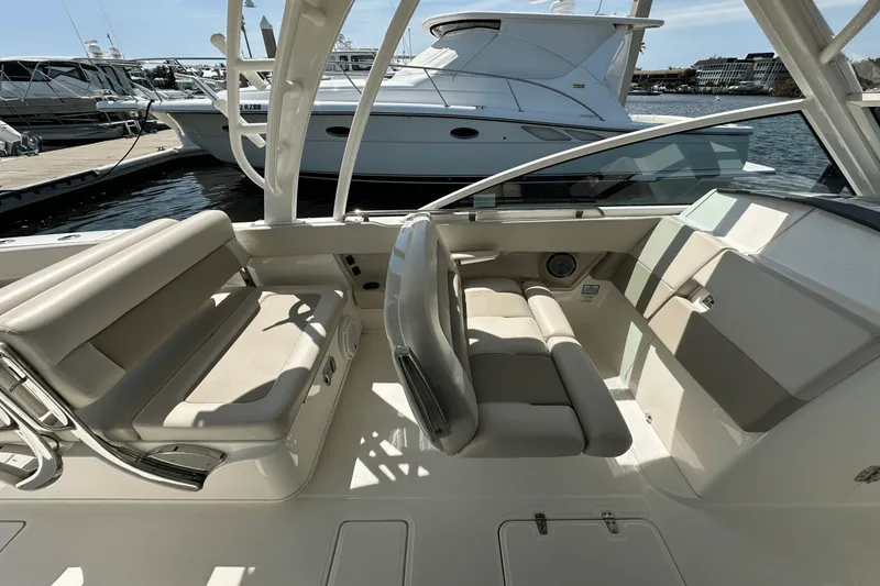 Slide: The Image of Boston Whaler 320 VANTAGE 2019 - 64