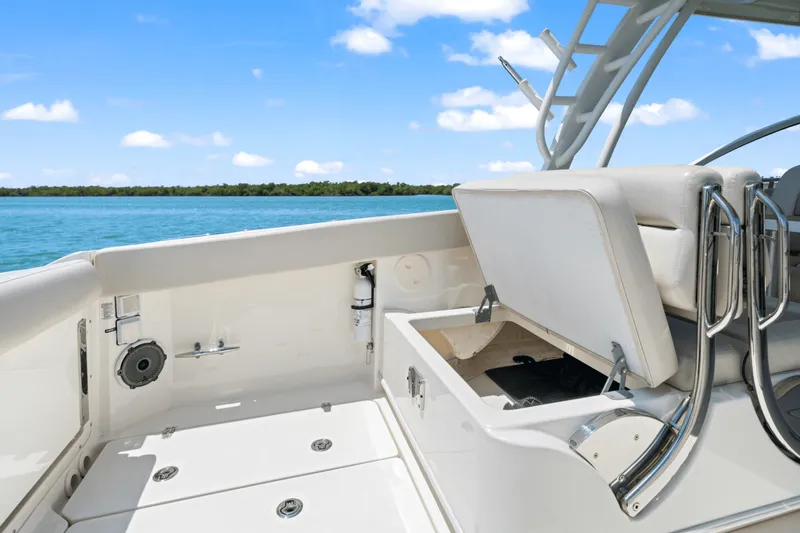 Slide: The Image of Boston Whaler 320 VANTAGE 2019 - 68
