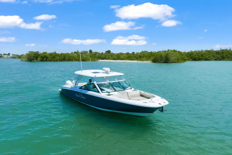Slide: The Image of Boston Whaler 320 VANTAGE 2019 - 8