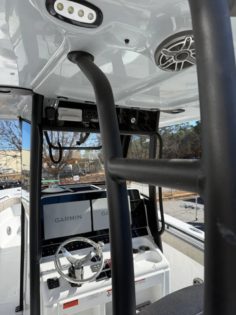 Slide: The Image of Sea Hunt Ultra 305 CB 2026 - 10