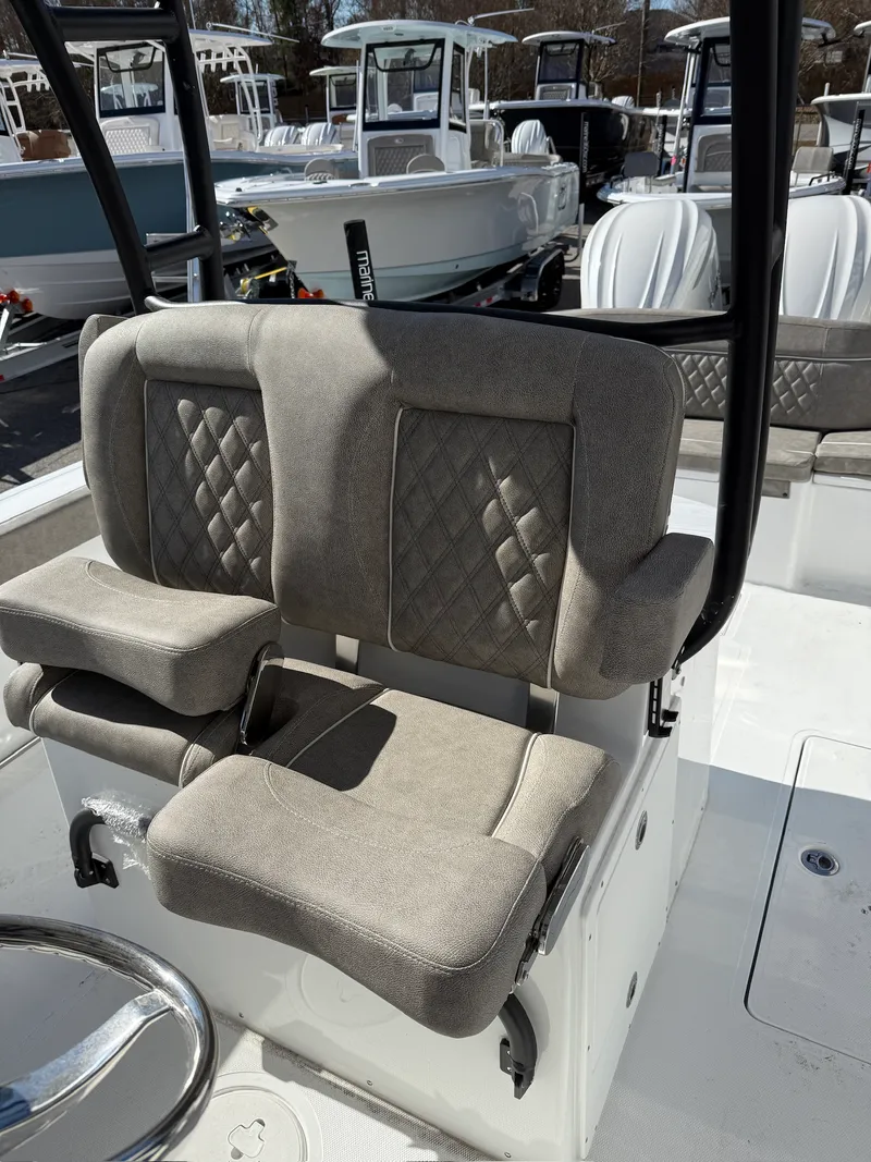 Slide: The Image of Sea Hunt Ultra 305 CB 2026 - 11