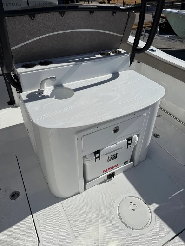 Slide: The Image of Sea Hunt Ultra 305 CB 2026 - 13