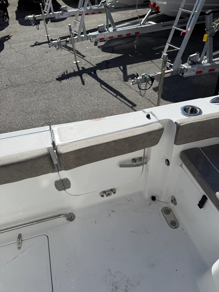 Slide: The Image of Sea Hunt Ultra 305 CB 2026 - 14