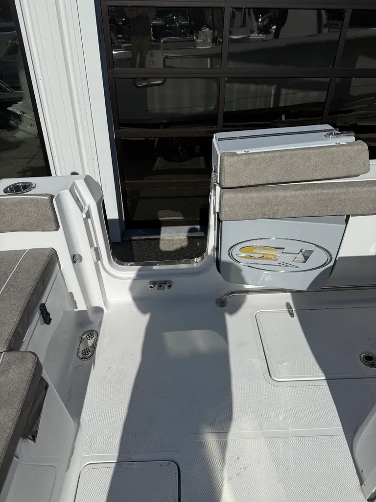 Slide: The Image of Sea Hunt Ultra 305 CB 2026 - 15