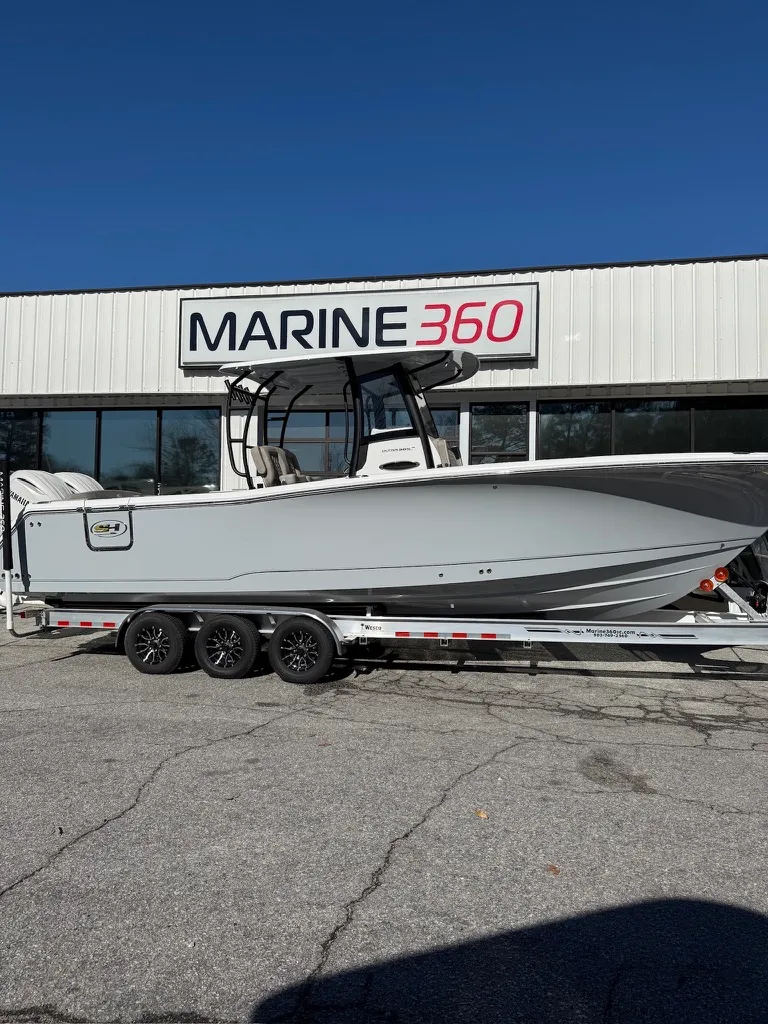 Slide: The Image of Sea Hunt Ultra 305 CB 2026 - 2