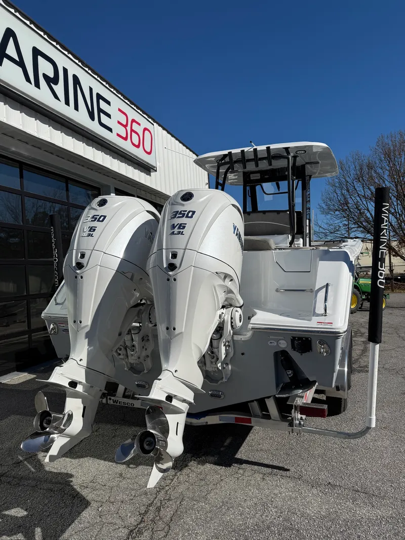 Slide: The Image of Sea Hunt Ultra 305 CB 2026 - 3