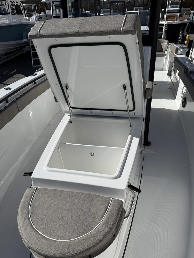 Slide: The Image of Sea Hunt Ultra 305 CB 2026 - 7