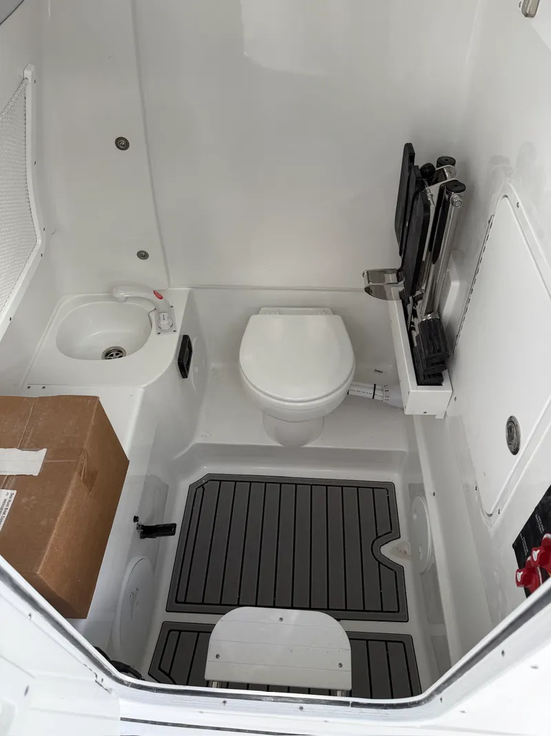 Slide: The Image of Sea Hunt Ultra 305 CB 2026 - 8