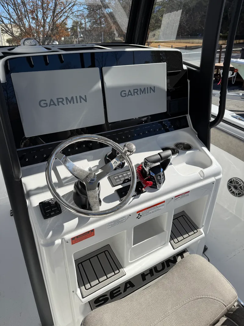 Slide: The Image of Sea Hunt Ultra 305 CB 2026 - 9