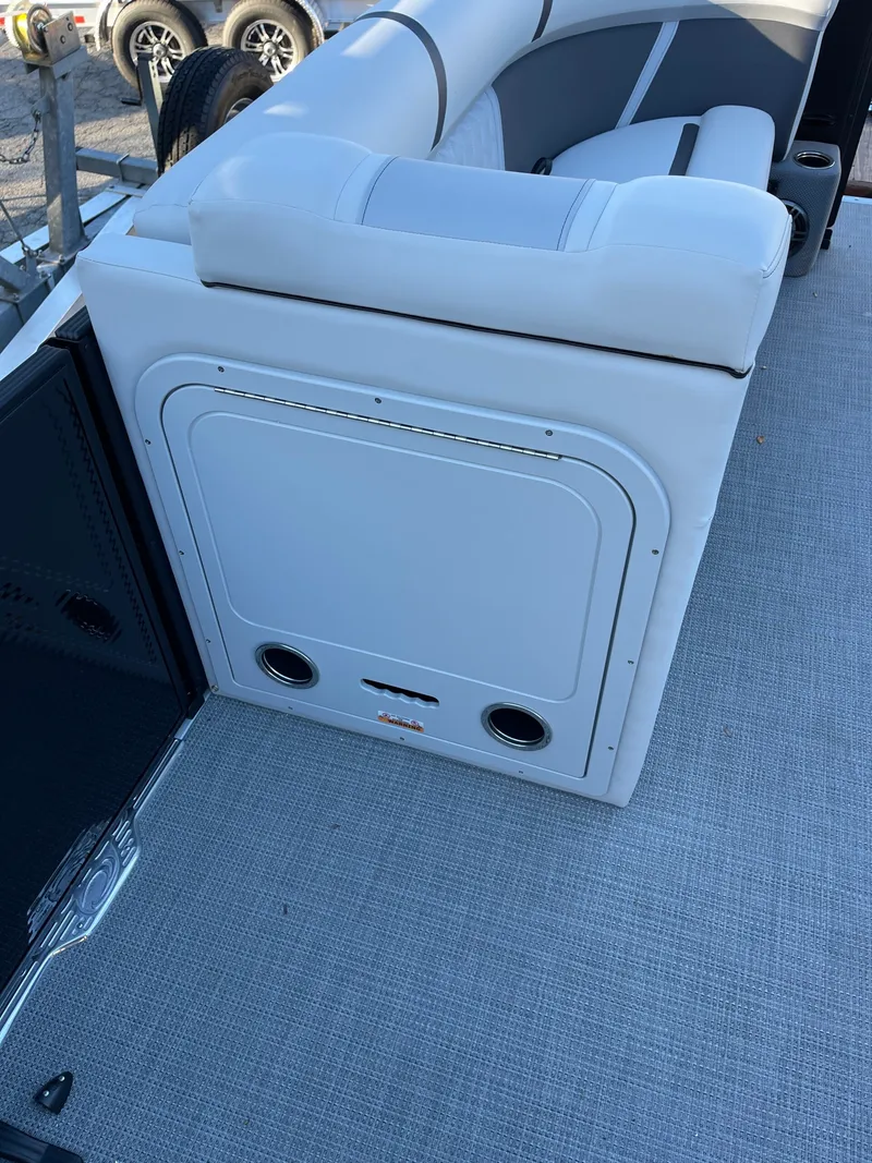 Slide: The Image of Crest Classic 220 SLC 2025 - 7