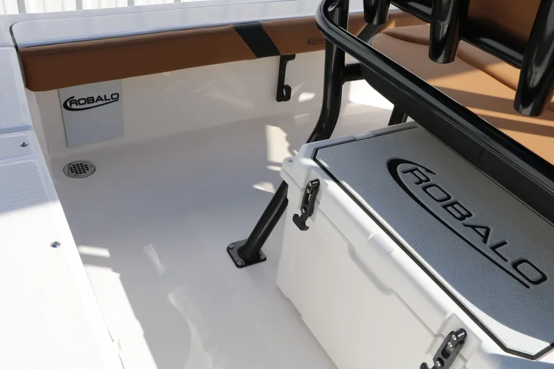Slide: The Image of Robalo 226 Cayman 2024 - 32