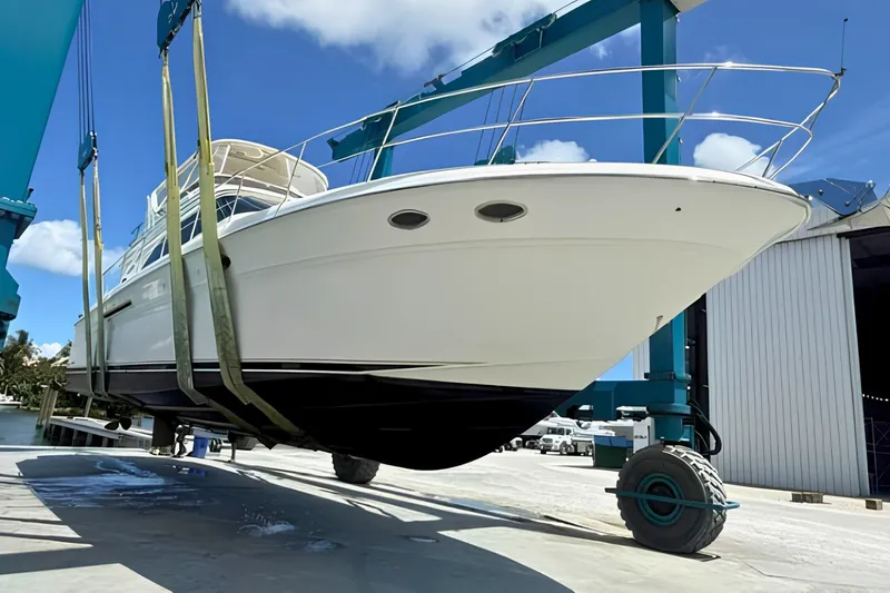 Slide: The Image of Sea Ray 560 Sedan Bridge 2000 - 2