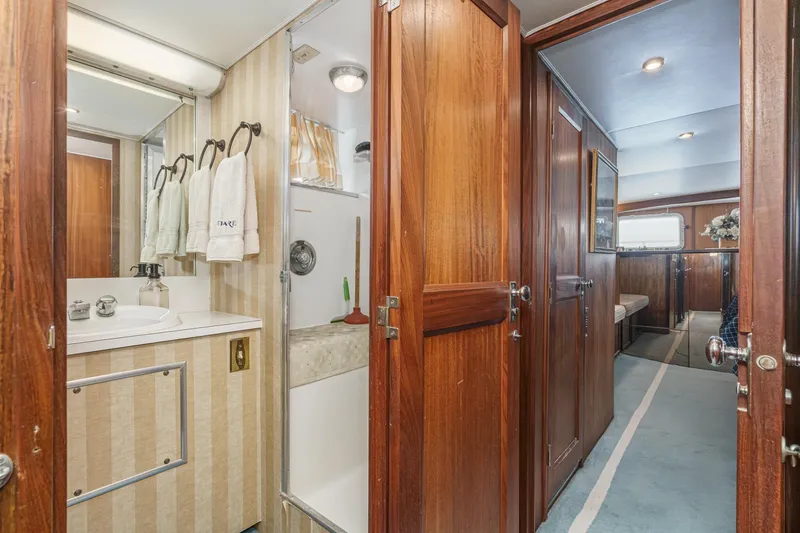 Slide: The Image of Hatteras 53 Motor Yacht 1971 - 48