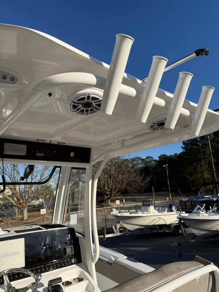 Slide: The Image of Sea Hunt Ultra 255SE 2026 - 10