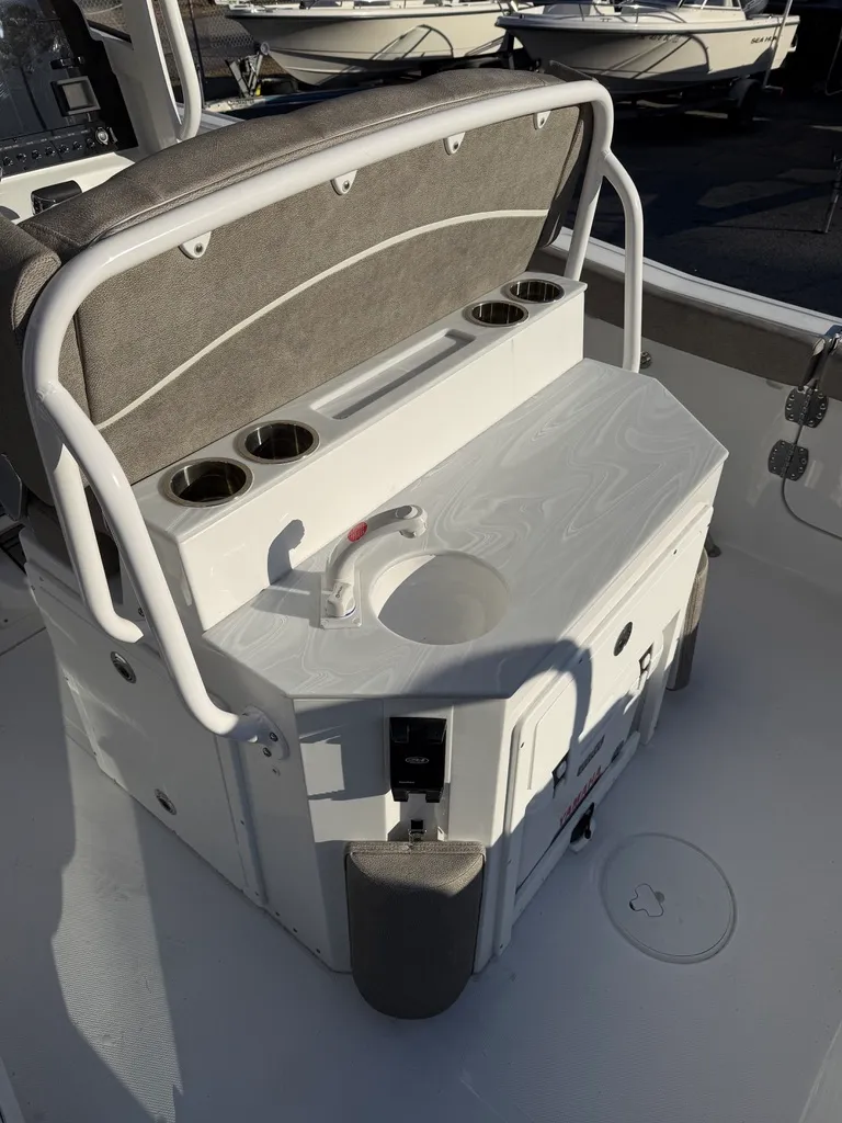 Slide: The Image of Sea Hunt Ultra 255SE 2026 - 11