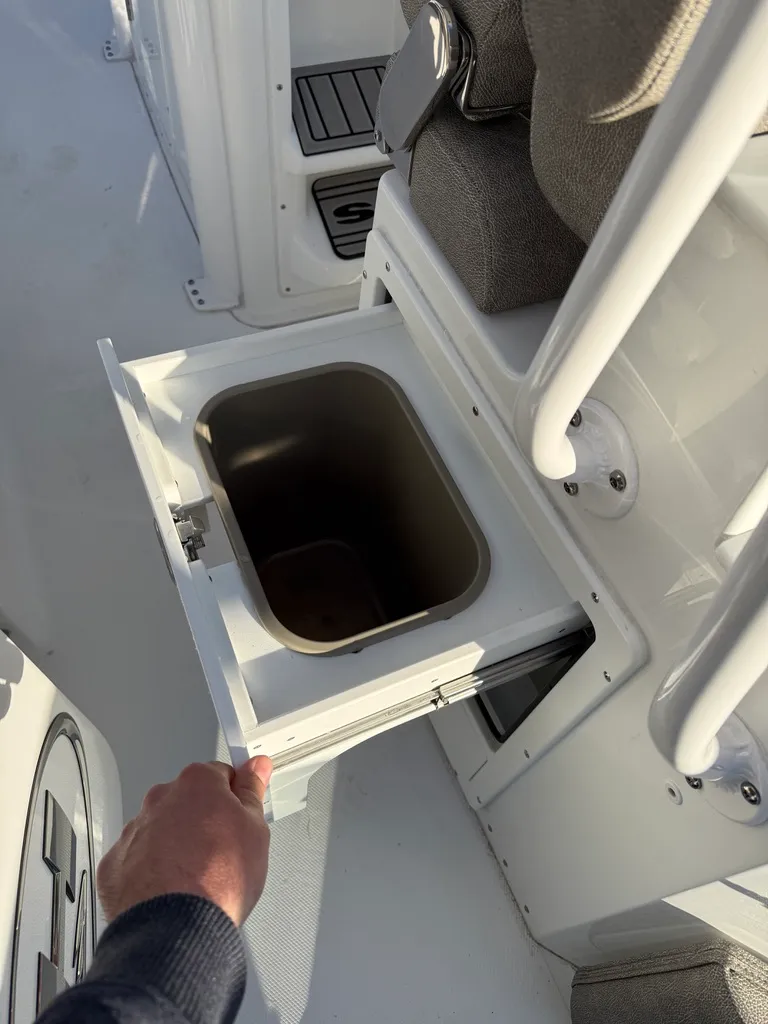 Slide: The Image of Sea Hunt Ultra 255SE 2026 - 12