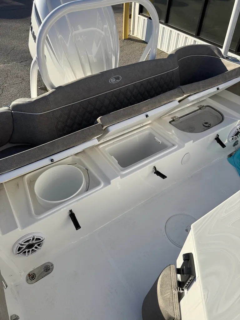 Slide: The Image of Sea Hunt Ultra 255SE 2026 - 15