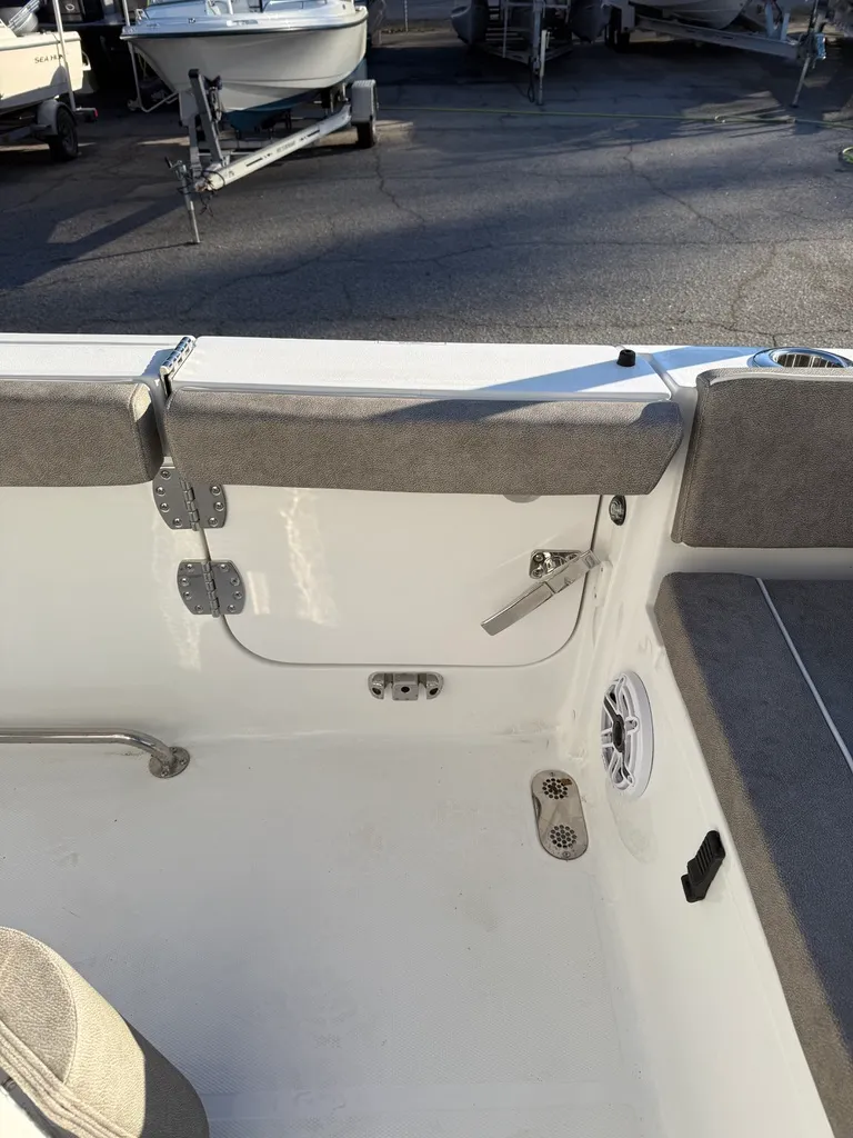 Slide: The Image of Sea Hunt Ultra 255SE 2026 - 16