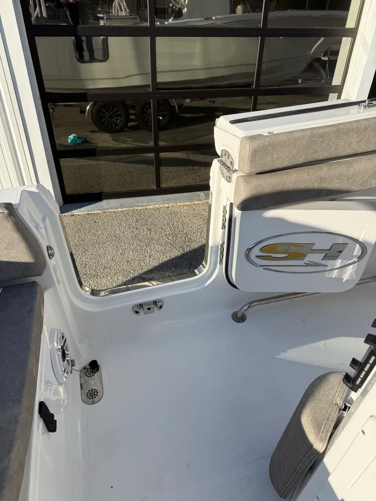 Slide: The Image of Sea Hunt Ultra 255SE 2026 - 17