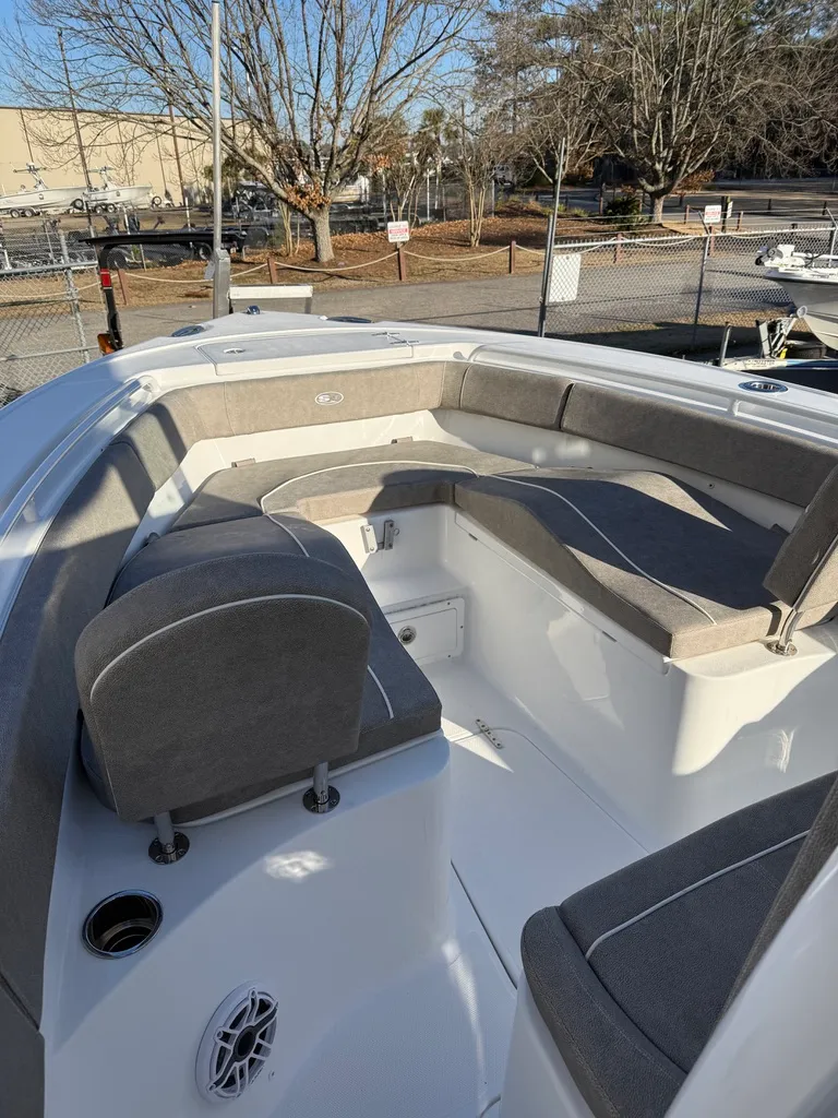 Slide: The Image of Sea Hunt Ultra 255SE 2026 - 5