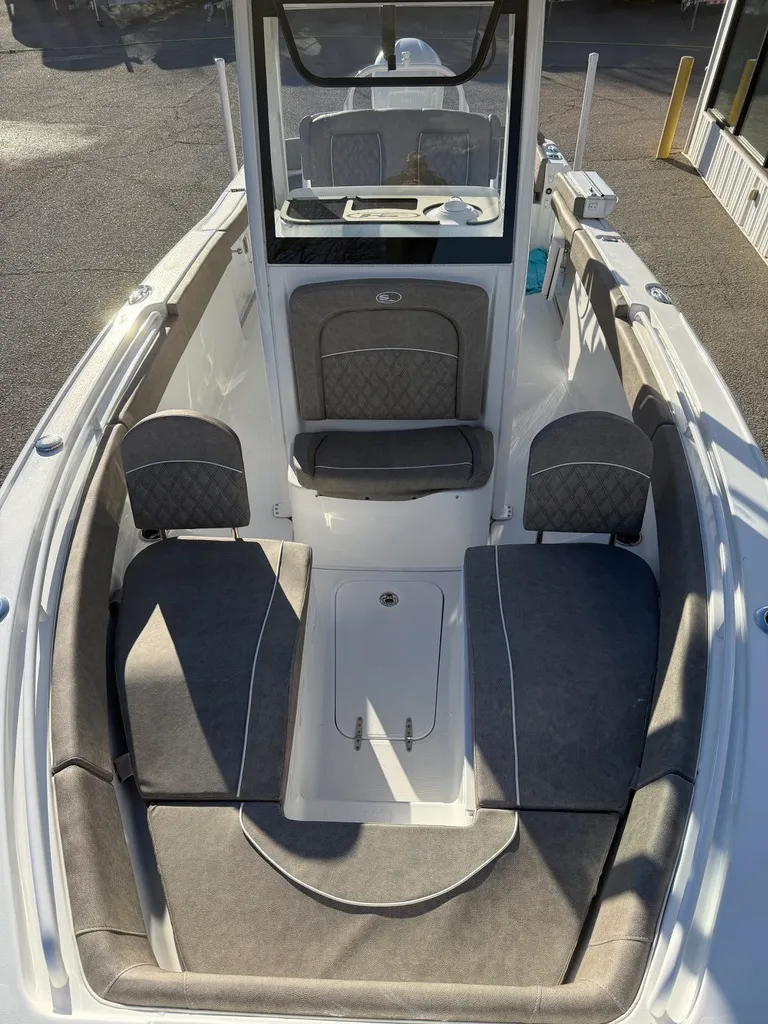 Slide: The Image of Sea Hunt Ultra 255SE 2026 - 6