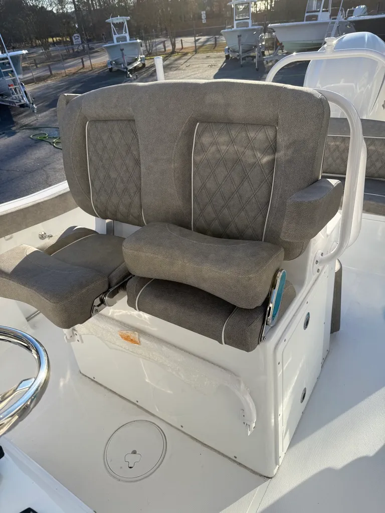 Slide: The Image of Sea Hunt Ultra 255SE 2026 - 8