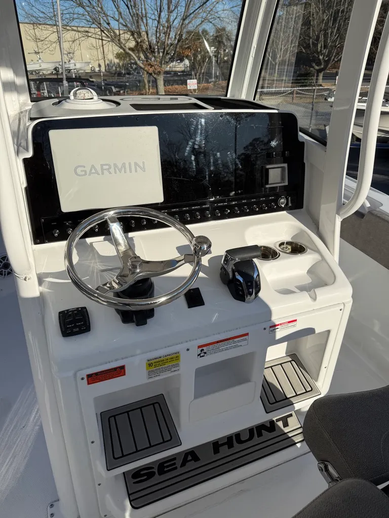 Slide: The Image of Sea Hunt Ultra 255SE 2026 - 9