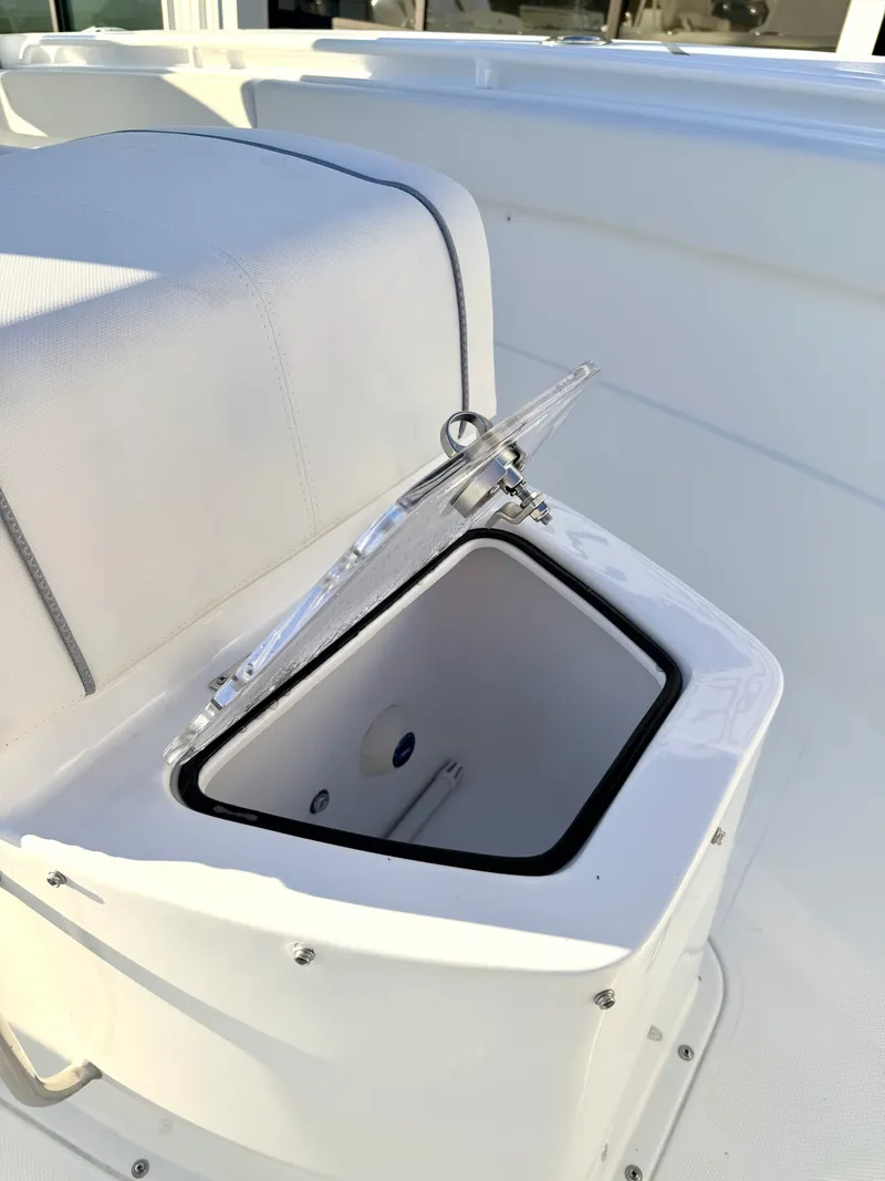 Slide: The Image of Sea Hunt Ultra 275 CB 2026 - 12