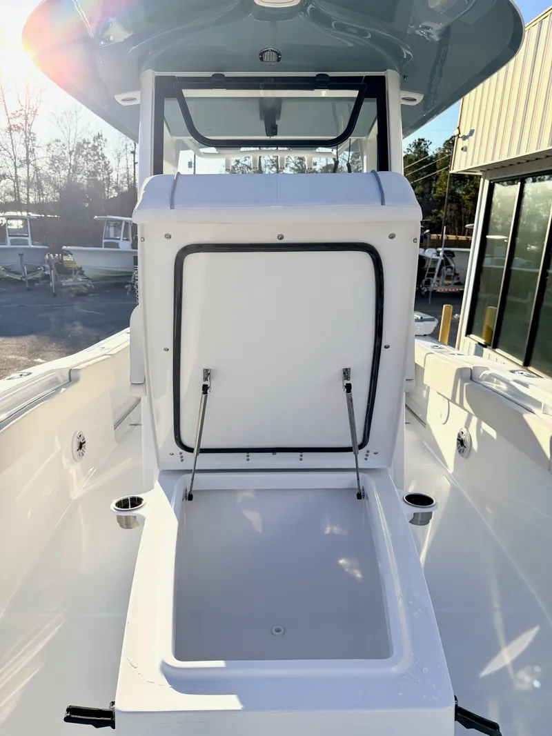 Slide: The Image of Sea Hunt Ultra 275 CB 2026 - 14