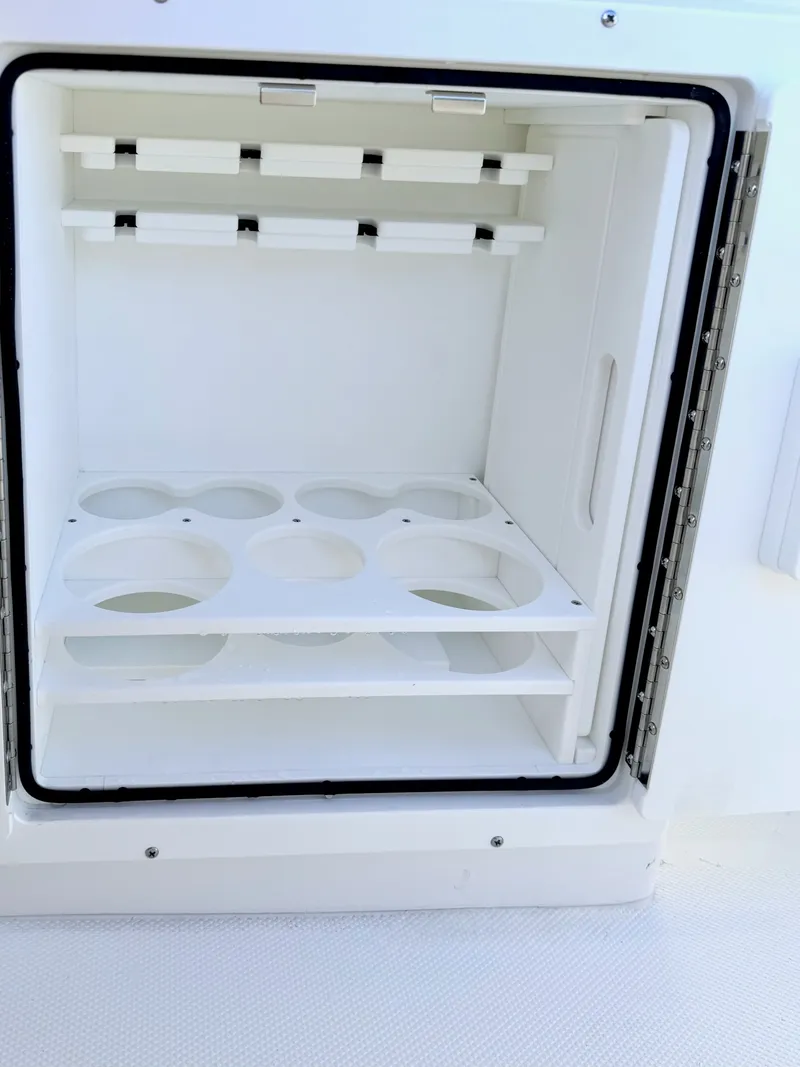 Slide: The Image of Sea Hunt Ultra 275 CB 2026 - 16