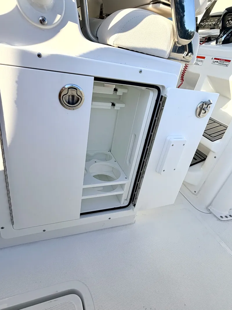 Slide: The Image of Sea Hunt Ultra 275 CB 2026 - 17