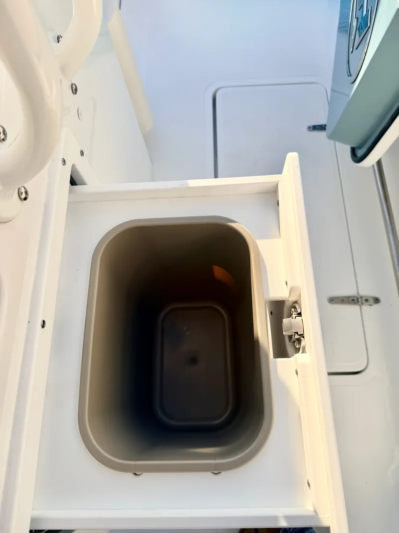 Slide: The Image of Sea Hunt Ultra 275 CB 2026 - 19