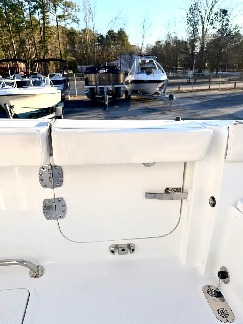 Slide: The Image of Sea Hunt Ultra 275 CB 2026 - 24