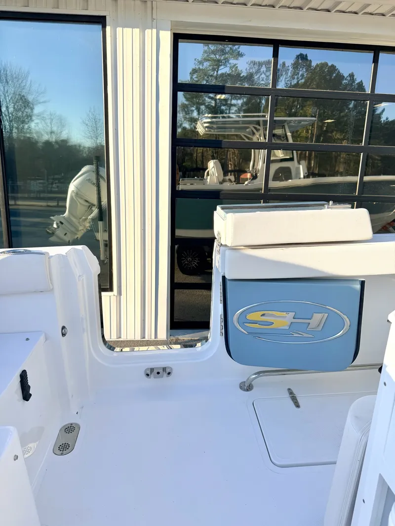 Slide: The Image of Sea Hunt Ultra 275 CB 2026 - 25